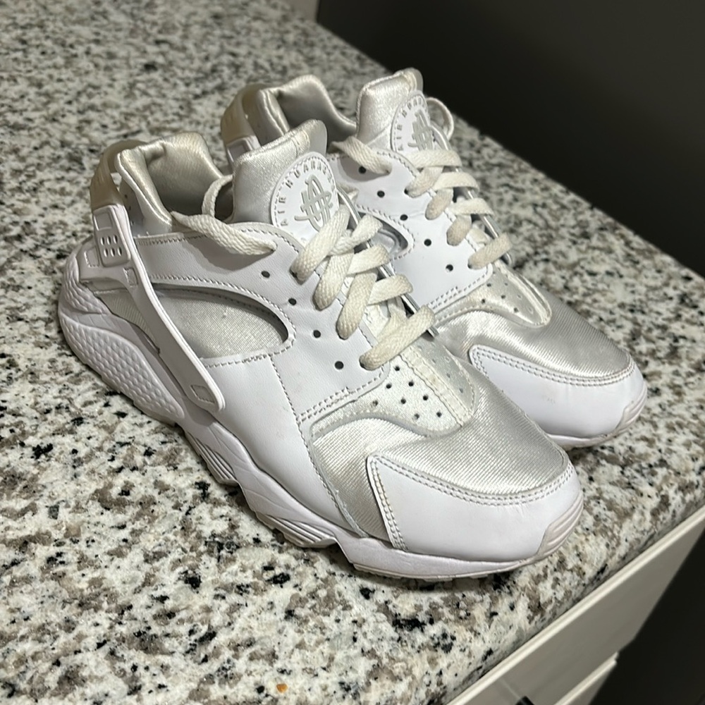 Woman size 9 white Nike huaraches